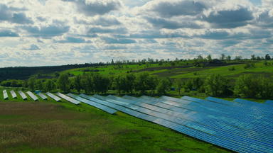 无人机拍摄太阳能电池场太阳面板公园替代能源源